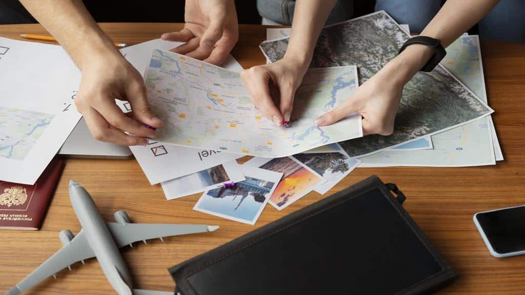 personas organizando un viaje